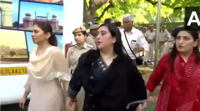 विधेयक की हार के विरोध प्रदर्शन के दौरान हिरासत में लिए गए भाजपा नेताओं में बांसुरी स्वराज भी शामिल हैं।