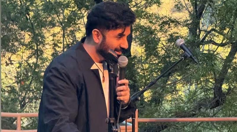 वीर दास ने जनता पार्टी के कॉकरोच अकाउंट पर प्रतिबंध को 'पूरी तरह से मूर्खतापूर्ण कदम' बताया और कहा कि इससे 'सब कुछ वैध हो गया'।