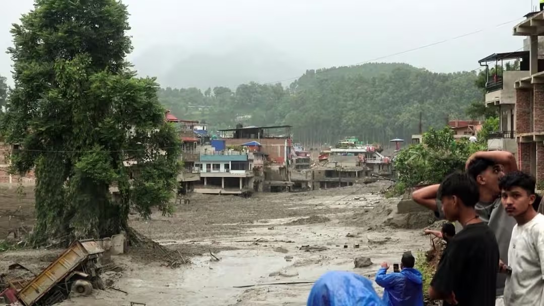 क्या बाढ़ का नया खतरा मंडरा रहा है? चीन ने चेतावनी दी है कि नेपाल सीमा के पास स्थित विशाल बांध झील टूट सकती है।