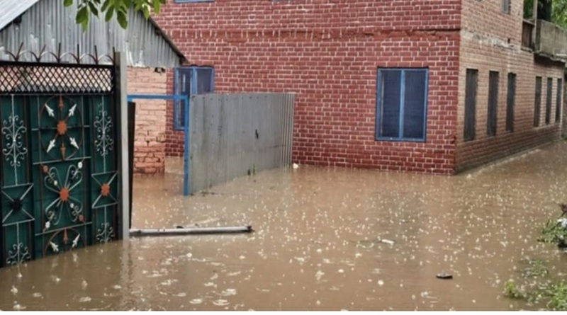 जम्मू-कश्मीर के किश्तवार में बादल फटने से अचानक बाढ़ आई; चेनाब घाटी में कई घर जलमग्न हुए, स्कूल बंद