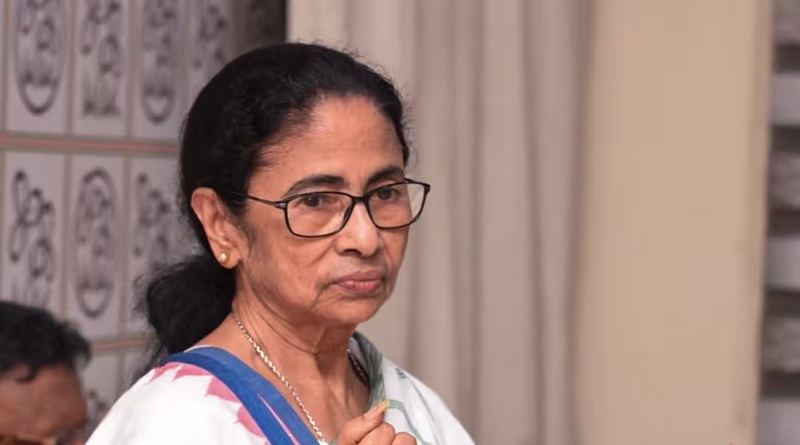कलकत्ता हाई कोर्ट में रैली के नियमों के उल्लंघन के मामले में ममता बनर्जी के खिलाफ एफआईआर दर्ज की गई।