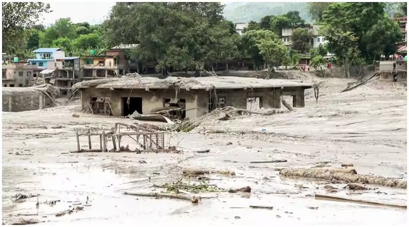 नेपाल में बाढ़ से मरने वालों की संख्या 538 तक पहुंच गई है। शवगृहों में शवों की संख्या इतनी अधिक हो गई है कि अस्थायी भंडारण सुविधाओं का सहारा लेना पड़ रहा है। अधिकारी शवों की पहचान के लिए डीएनए, उंगलियों के निशान और टैग का उपयोग कर रहे हैं।