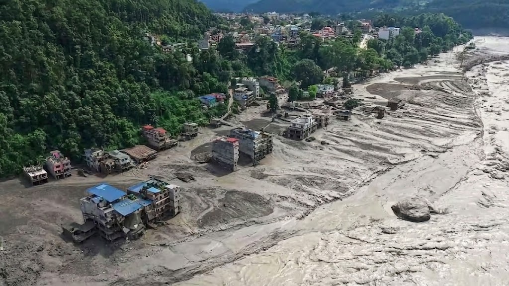 तिब्बत में बांध के दोबारा टूटने से नेपाल पर अचानक बाढ़ का नया खतरा मंडरा रहा है; चीन ने बचाव अभियान रोक दिया है।