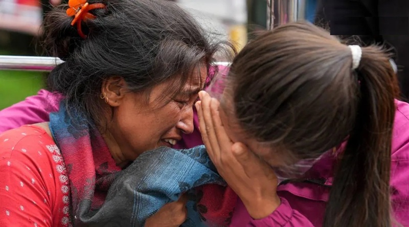 नेपाल में अचानक आई बाढ़ से मरने वालों की संख्या 768 हो गई; बचावकर्मी हजारों लापता लोगों की तलाश में भारी बारिश और बढ़ते जलस्तर से जूझ रहे हैं।