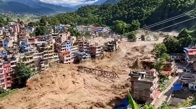नेपाल के रसुवा में उग्र बाढ़ के पानी के कहर का भयावह वीडियो सामने आया है।