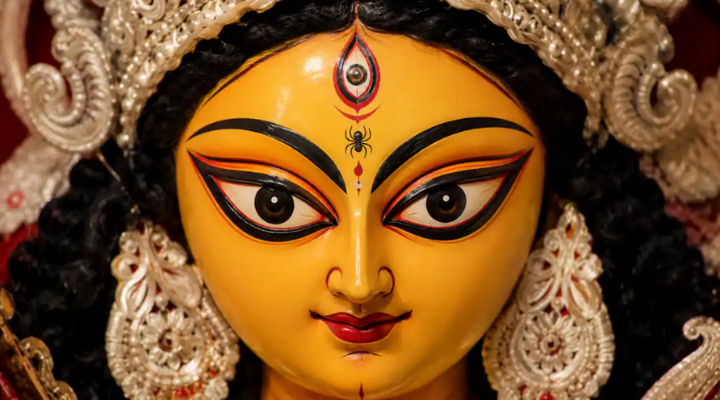 दुर्गा पूजा 2026: मां दुर्गा की बिंदी के नीचे एक छोटी मकड़ी क्यों है?